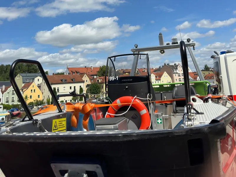 Das Rettungsboot 99/1 von innen mit Sonar-Mast, Steuerstand und Combi Carrier in Regensburg
