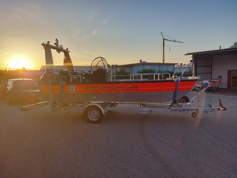 Rettungsboot Faster 540 BR auf dem Trailer im Abendlicht an der Wache