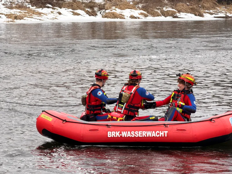 Wildwasserboot der Wasserwacht Regenstauf im Winter auf dem Regen