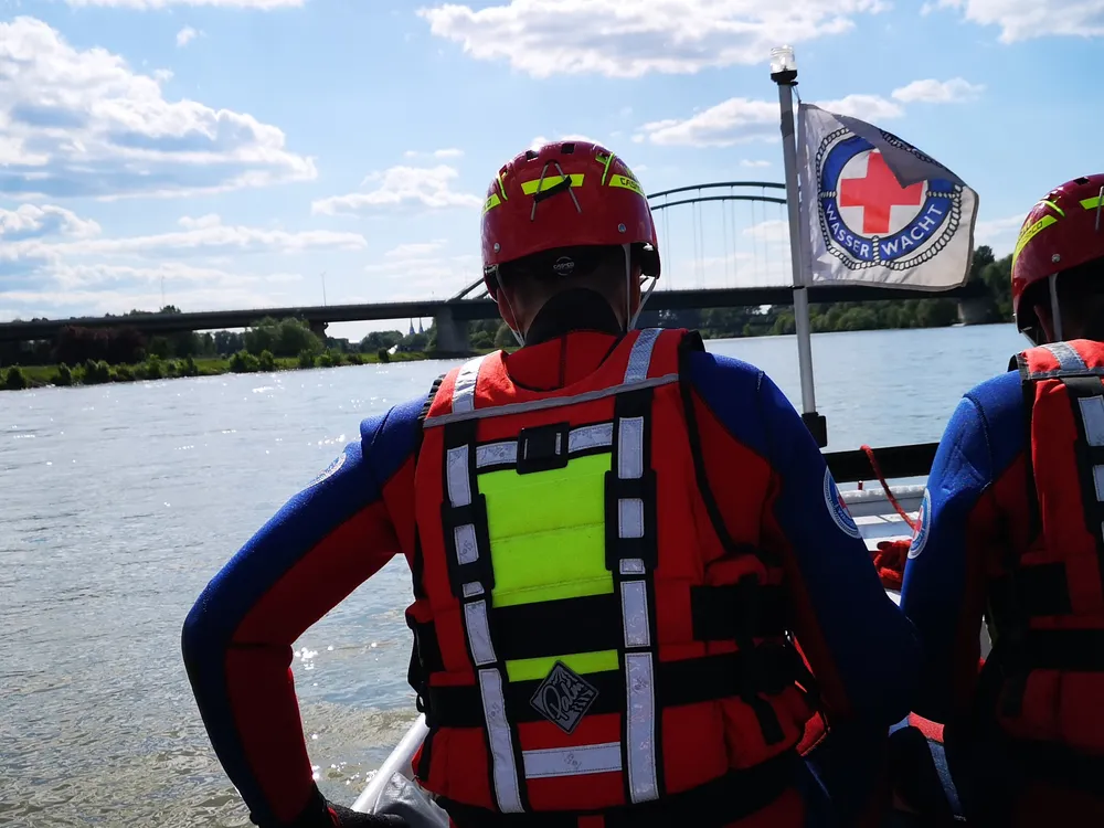 Einsatzkräfte der Wasserwacht Regenstauf im Boot auf der Donau