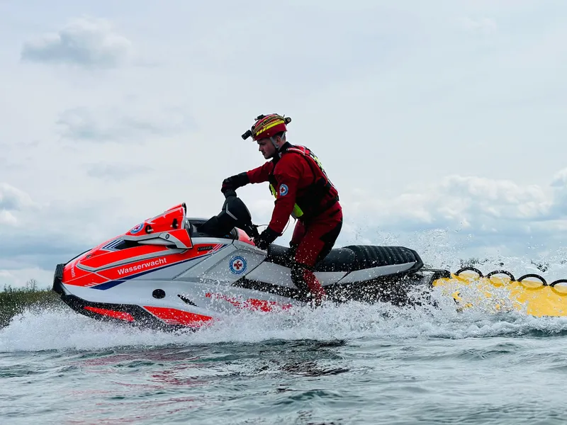 Wasserretter auf dem Rescue Watercraft in voller Fahrt mit dem Rescue Board im Schlepp