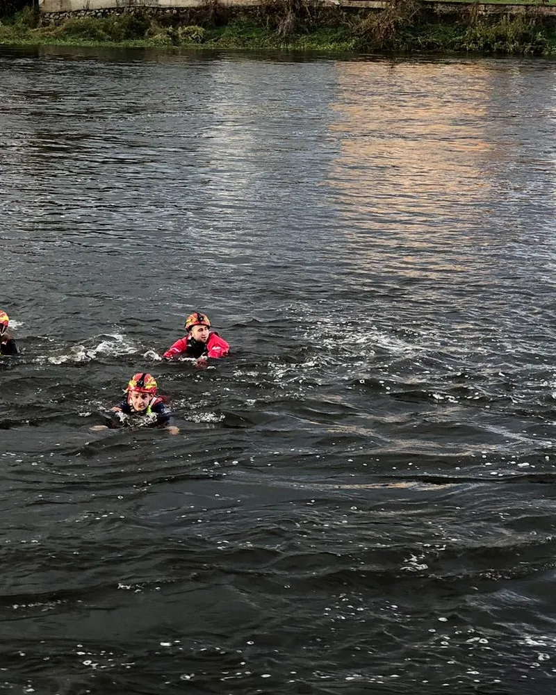 Rettungsschwimmen im Fluss
