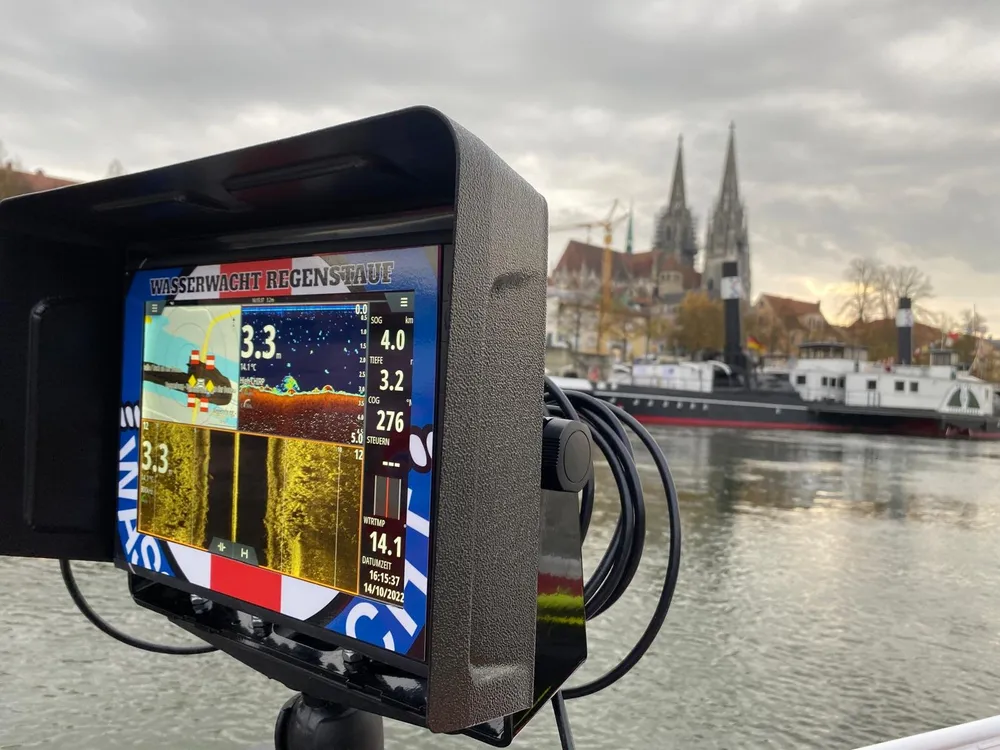 Sonar-Display der Wasserwacht Regenstauf mit Karte, Echolot und Seitenansicht des Gewässergrunds, im Hintergrund der Regensburger Dom