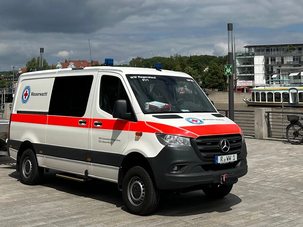 Einsatzfahrzeug 91/1 der Wasserwacht Regenstauf mit Jon-Boot 99/2 auf dem Trailer an der Donau in Regensburg