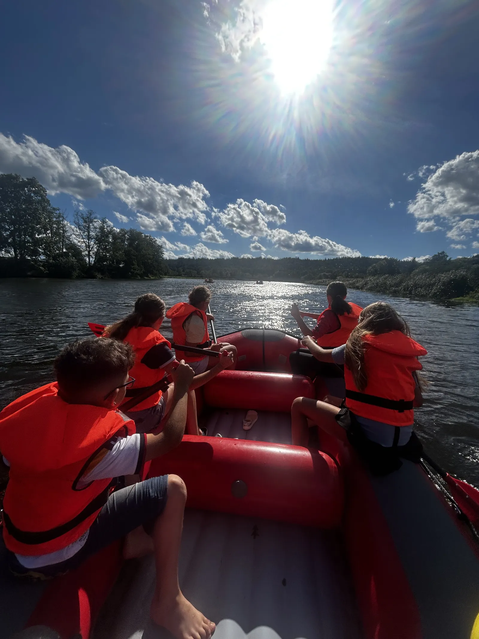 Kinder beim paddeln auf dem Raft