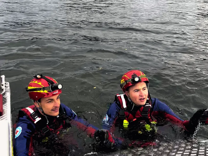Uebung donau wasserretter im wasser am boot
