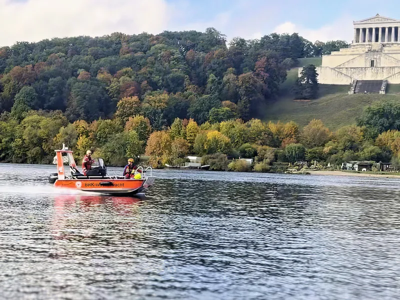 Uebung donau rettungsboot vor walhalla