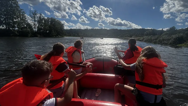 Kinder beim paddeln auf dem Raft